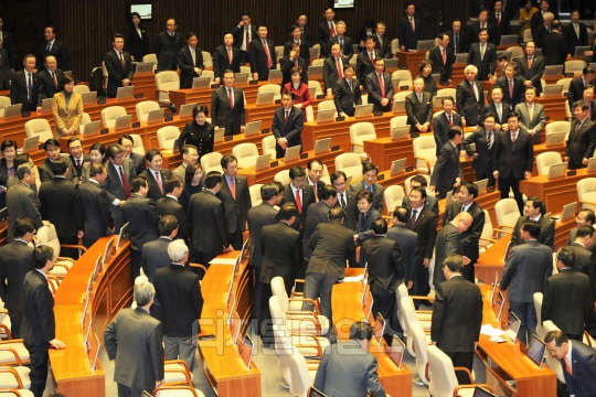 박근혜 대통령이 16일 오전 서울 여의도 국회 본회의장에서 국정에 관한 연설을 마친 후 새누리당 의원들의  박수를 받으며 퇴장하고 있다.   유동일기자eddieyou@